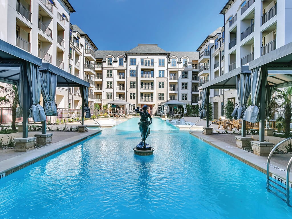 The luxurious community pool in the courtyard of The Huntington in Plano, Texas.